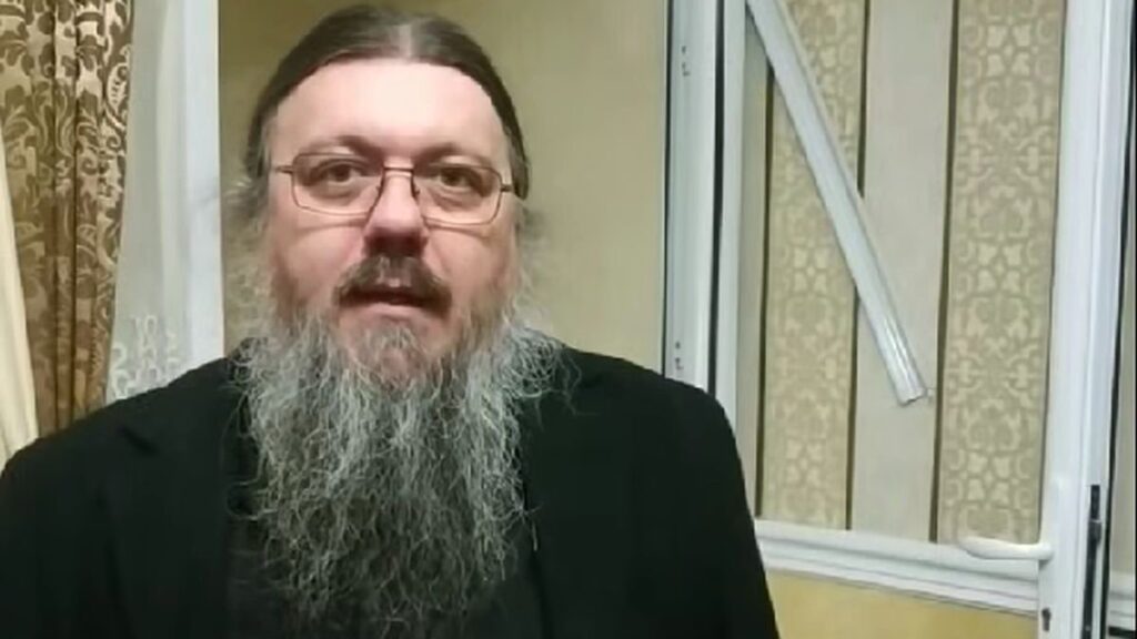 Episcopul Bisericii Ortodoxe Ucrainene a fost bătut în plină stradă. Clericul este acuzat de pedofilie