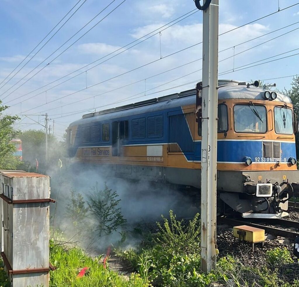 Locomotiva unui tren a luat foc în timpul mersului. Pompierii au intervenit