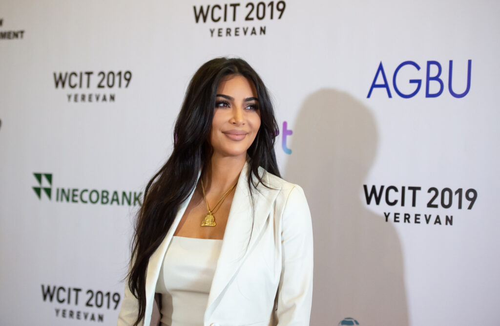 Sosia lui Kim Kardashian a murit. Decesul a survenit în urma unei operații estetice