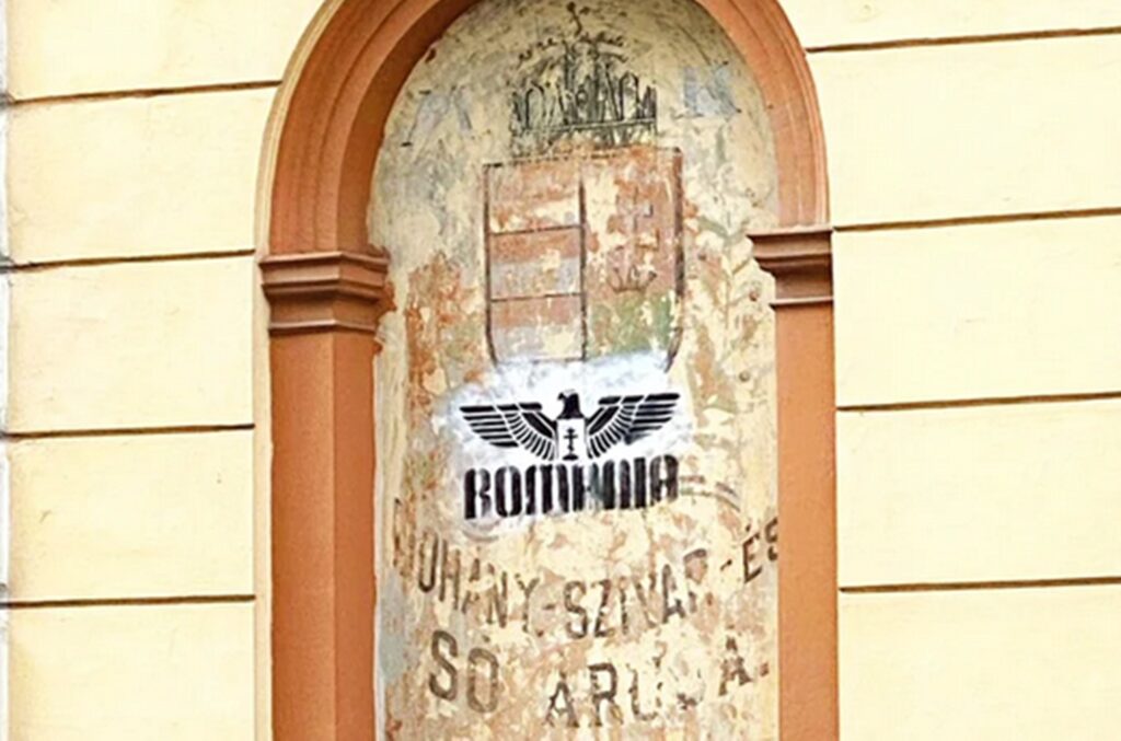 Stema Ungariei, vandalizată la Cluj. Un vultur negru cu o cruce în gheare a apărut pe peretele unei clădiri din oraș