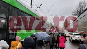 Blocaj pe linia tramvaiului 41. Călătorii încă așteaptă în frig