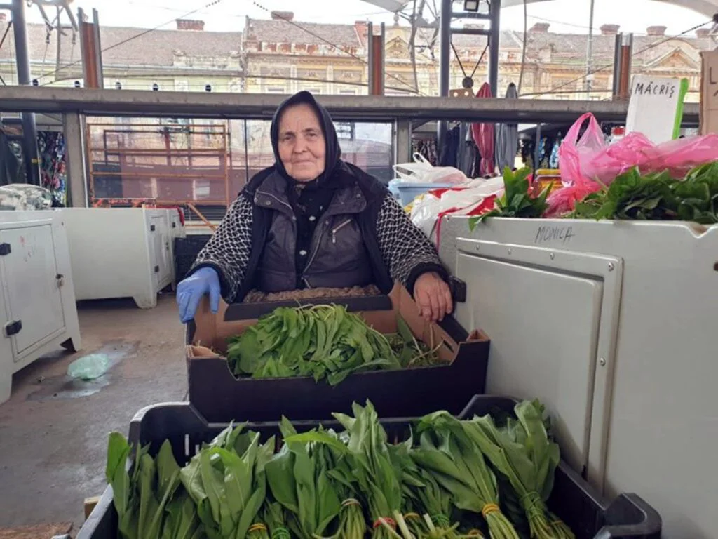 O femeie din Caransebeș vinde de 60 de ani la aceeași piață din Timișoara. S-a modernizat și acum are doar produse bio
