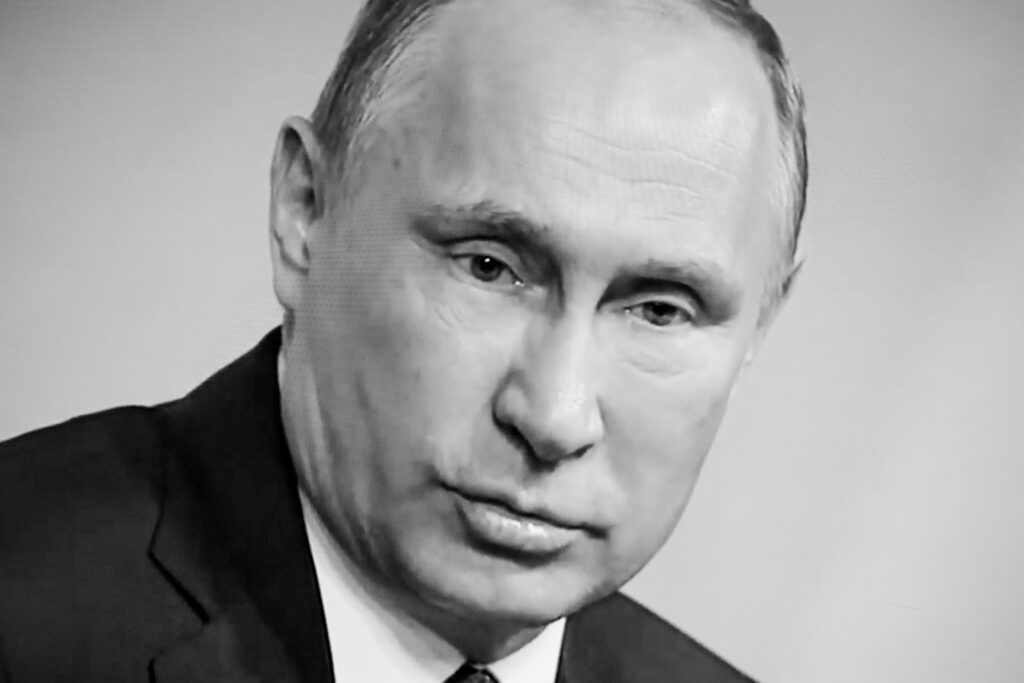 „Neliniștit și tulburat”, Vladimir Putin a vizitat posturile de comandă din Ucraina. Liderul de la Kremlin nu a fost sfidător, ci „cu capul plecat”
