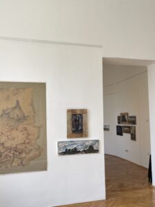 „De aici, de unde sunt/Aici, de unde sunt”, o lume răscolitoare, creată de artistul Valentin Scărlătescu
