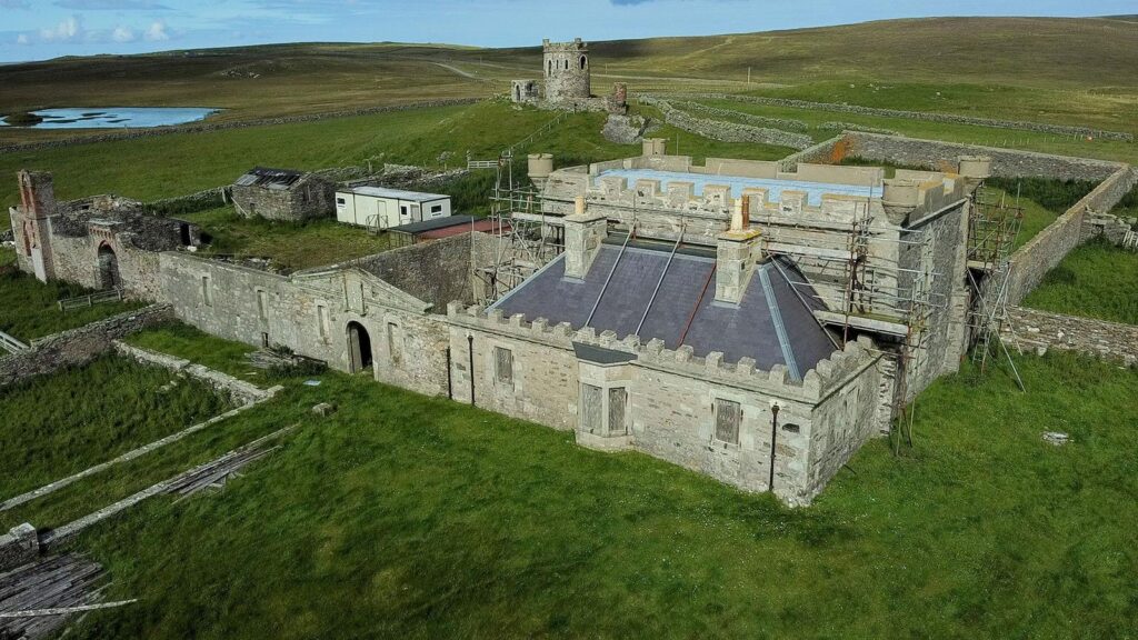 Daca nu ai bani de o garsonieră în România, poți să-ţi cumperi un castel în Scoția. Proprietatea se întinde pe 16 hectare de teren. Foto