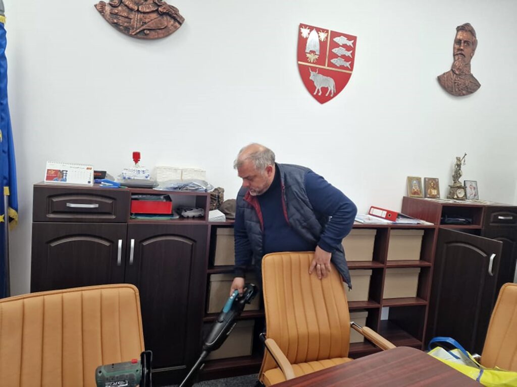 Politician din Vaslui, filmat în timp ce dă cu aspiratorul în birou. Martor a fost un primar: „Un om care se pricepe la toate”