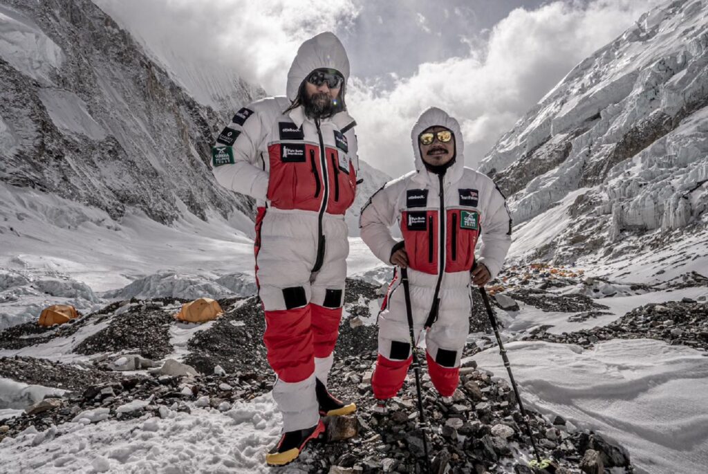 Model de ambiție: Un veteran de război, cu ambele picioare amputate, a escaladat Everestul