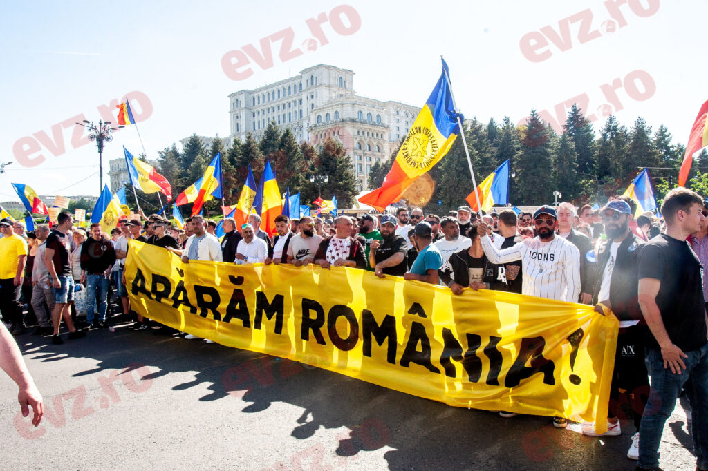 Protestul AUR din fața Parlamentului a început. Mii de protestatari scandează: Noi suntem români, aici pe veci stăpâni. Video