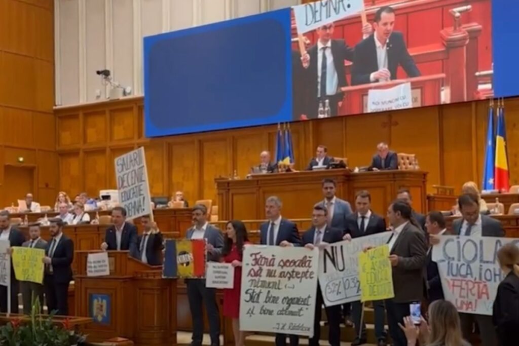 USR a adus în Parlament mesajele de la protestul dascălilor. George Simion a mutat pancartele profesorilor în biroul lui Marcel Ciolacu