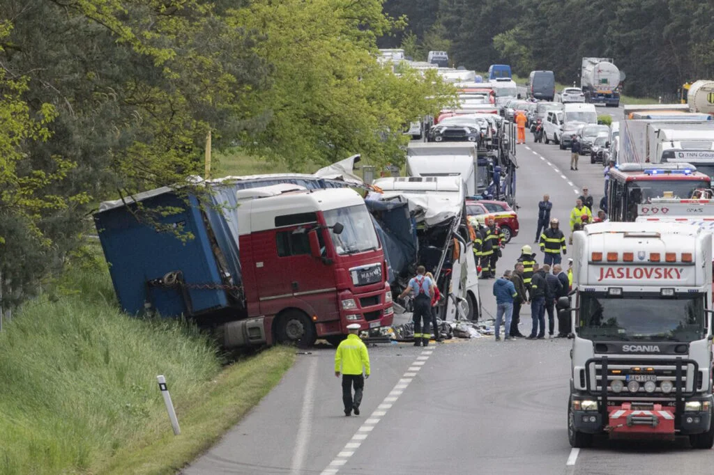 Accident violent în Slovenia, cu aproximativ 60 de victime. În coliziune a fost implicat și un șofer român