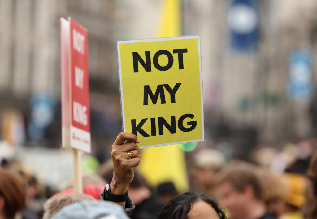 Încoronarea Regelui Charles. Șase protestatari antimonarhie, arestaţi în Londra, în timp ce purtau tricouri cu „Not My King”