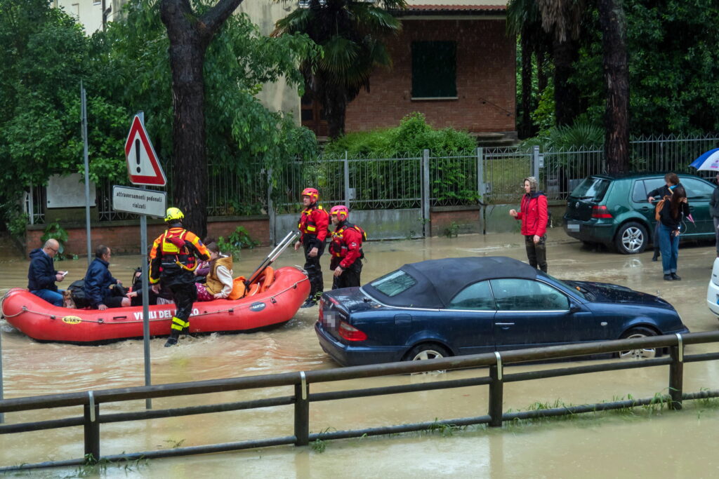 Se înrăutăţeşte bilanțul inundaţiilor din Italia: 13 morți şi peste 13.000 de sinistrați