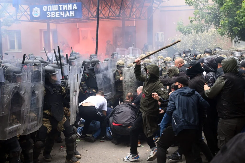 Revoltă violentă aproape de granițele României. Zeci de soldați NATO au fost răniți de protestatari
