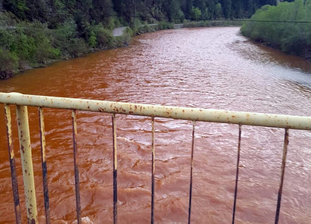 Poluare masivă pe râul Bistrița. O fostă mină de cupru s-a prăbușit și a dus la un dezastru ecologic