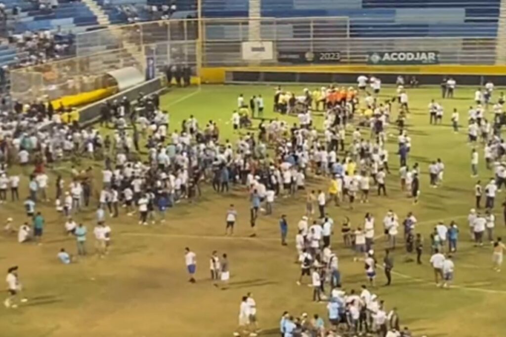 Măcel pe un stadion din El Salvador. Morți și răniți gravi, după ce s-au călcat în picioare într-o busculadă