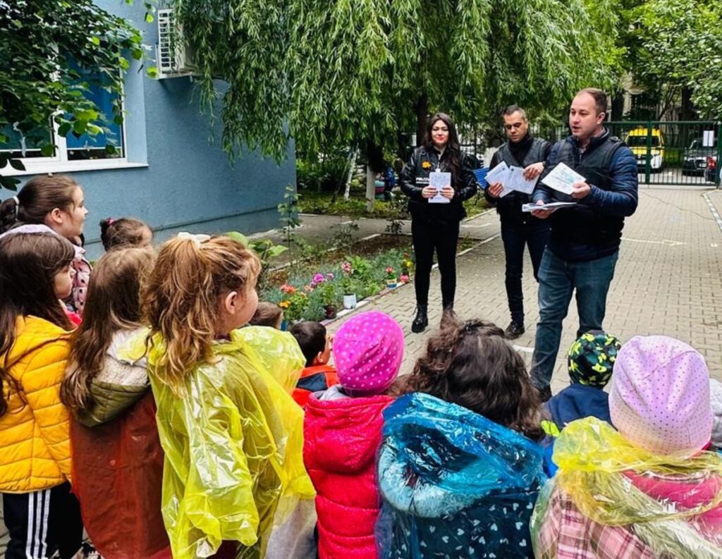 Copiii de la o grădiniță din Capitală au învățat ce înseamnă cu adevărat protejarea planetei. Polițiștii le-au deschis calea