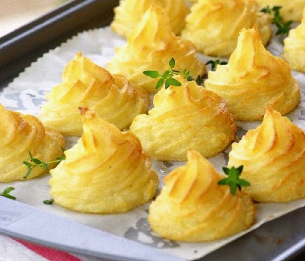 Cum se prepară celebra rețetă franțuzească „Duchess Potatoes”. Cartofii ducesei, garnitura perfectă pentru o cină specială
