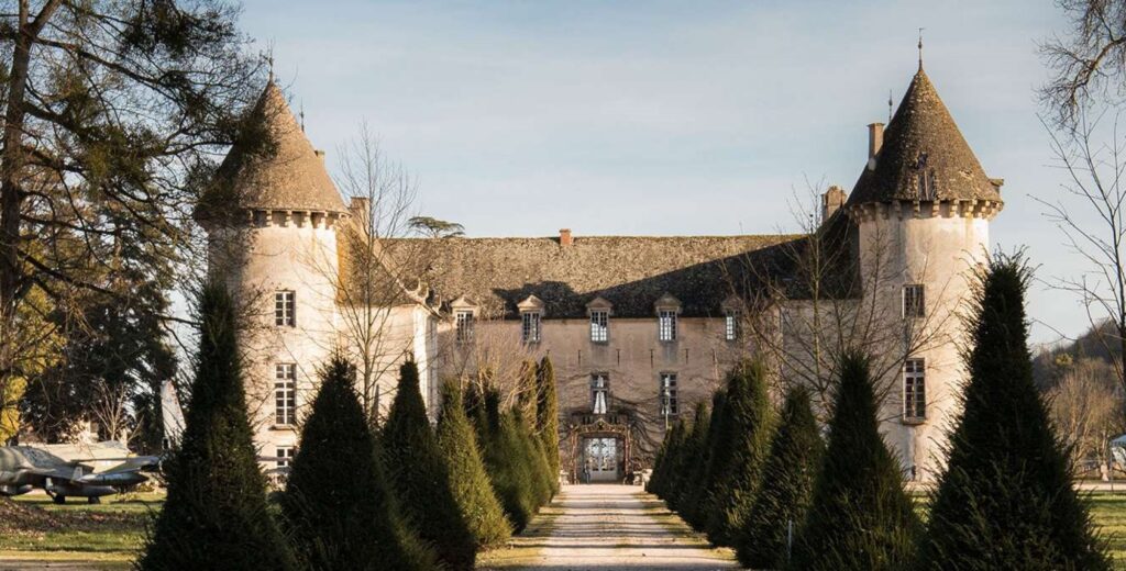 Castelul francez protejat de 100 de avioane de luptă. Château de Savigny-lès-Beaune, destinația preferată a pasionaților de tehnică