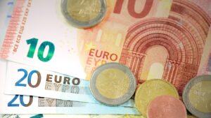 Euro ar putea depăși pragul de 5 lei în următoarele 12 luni. Ce se va întâmpla cu inflația