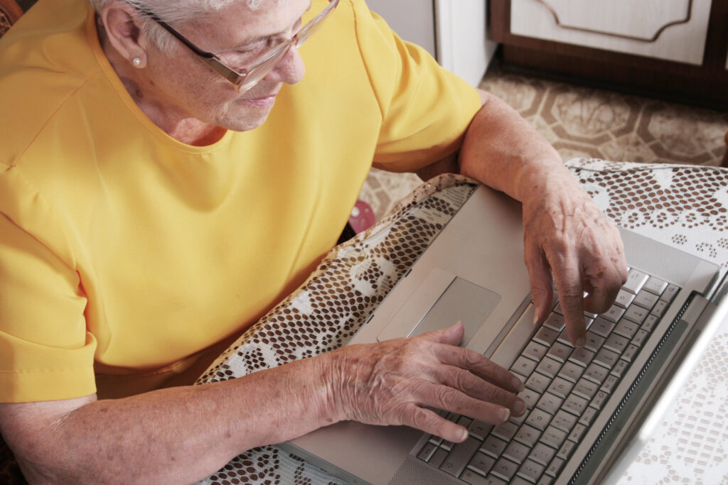 Utilizarea regulată a internetului de către persoanele în vârstă ar putea scădea riscul apariției demenței 