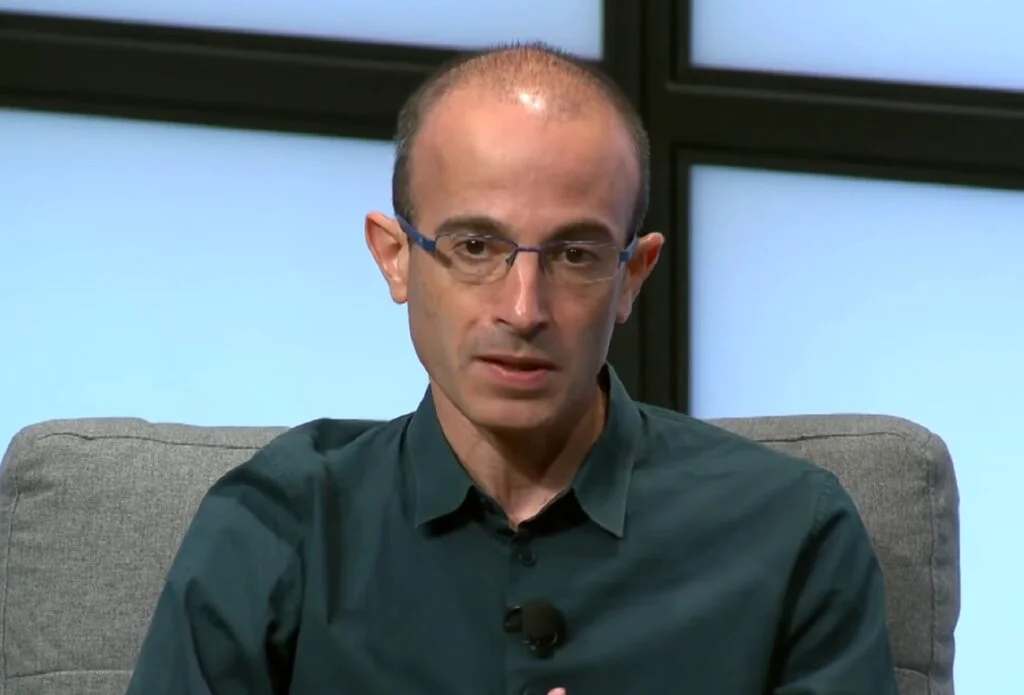 Yuval Noah Harari și pericolele AI pentru omenire (IV). Comparație cu armele nucleare: „Ia-ți un moment pentru a te gândi la efecte!”