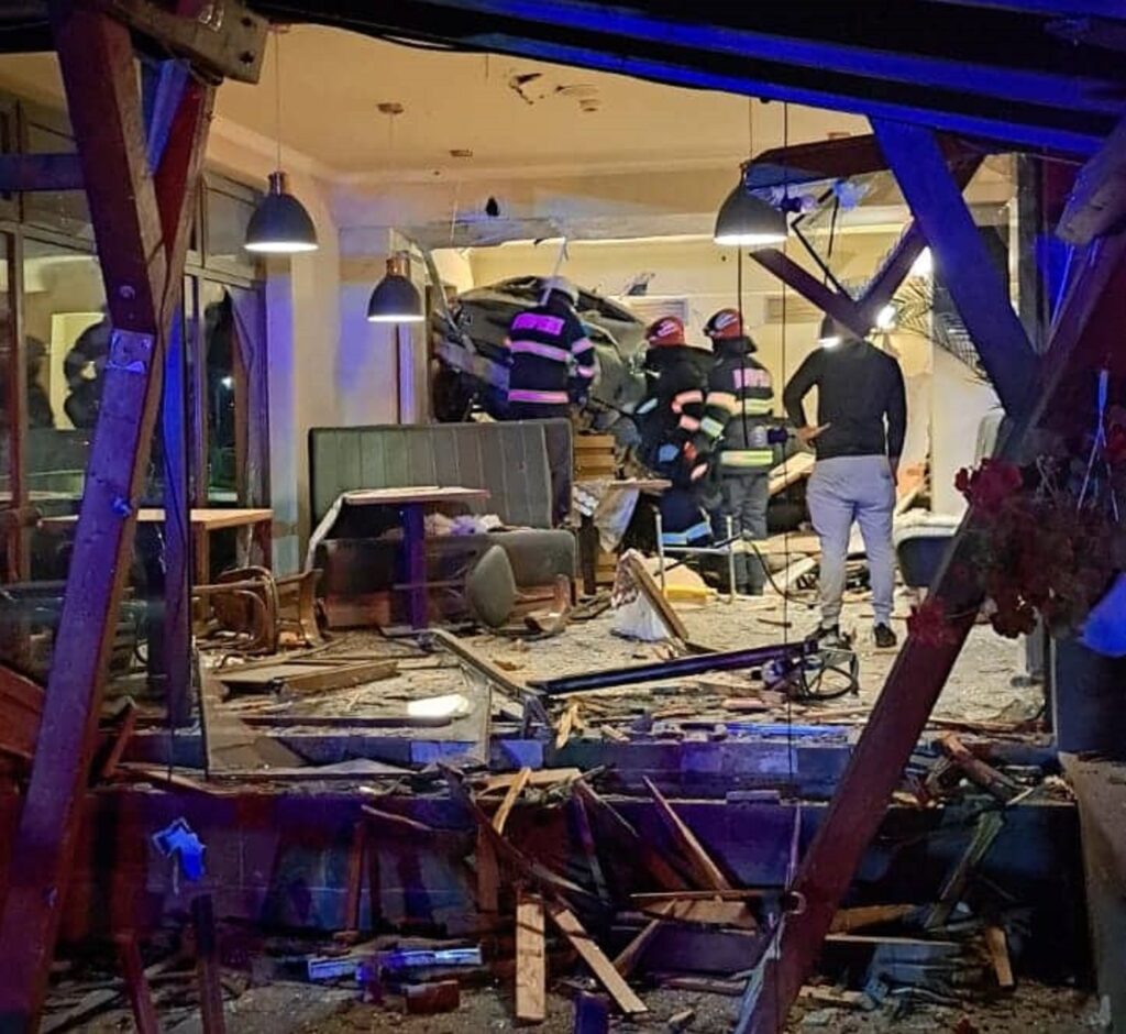 Scene de coșmar la Cluj. Un bărbat a intrat cu mașina într-un restaurant. Foto