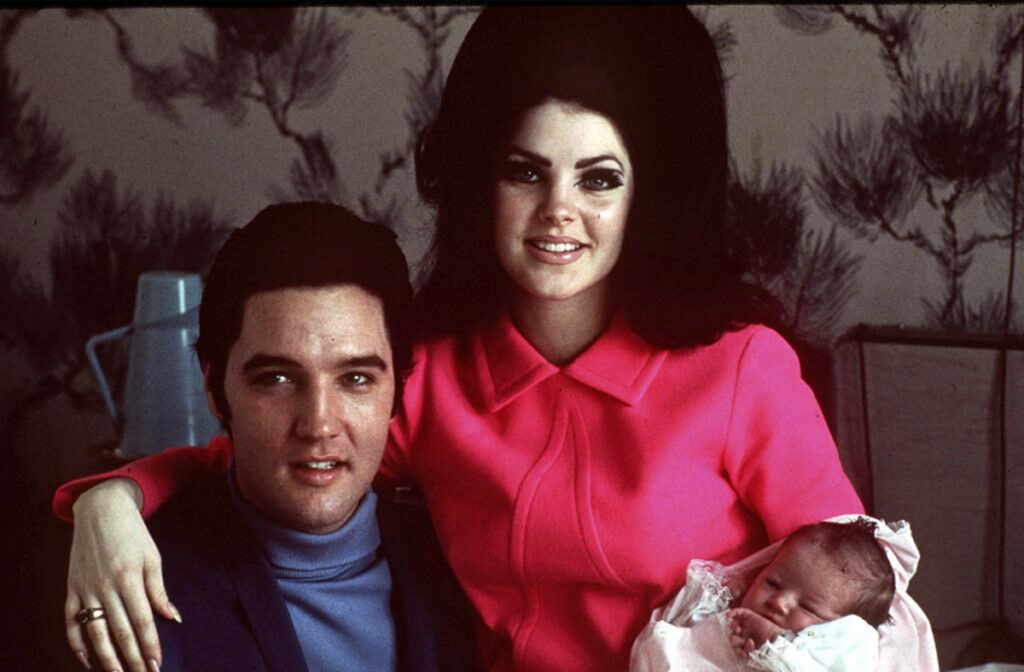 Scandalul din familia regretatului Elvis Presley s-a stins. Văduva artistului a acceptat testamentul fiicei sale, decedată la începutul lui 2023