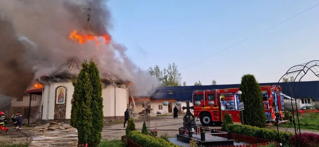 Incendiu de amploare la Mănăstirea Turnu din Prahova. Zeci de pompieri au intervenit pentru stingerea flăcărilor