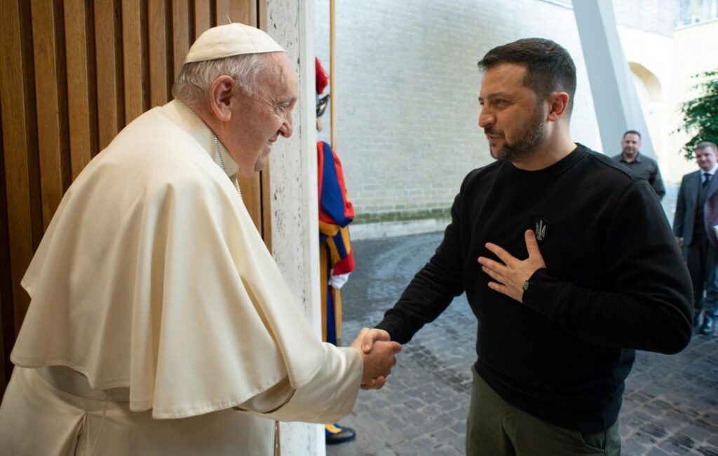 Zelenski i-a dăruit Papei Francisc o icoană pictată pe o vestă antiglonț. Italia va susține necondiționat Ucraina