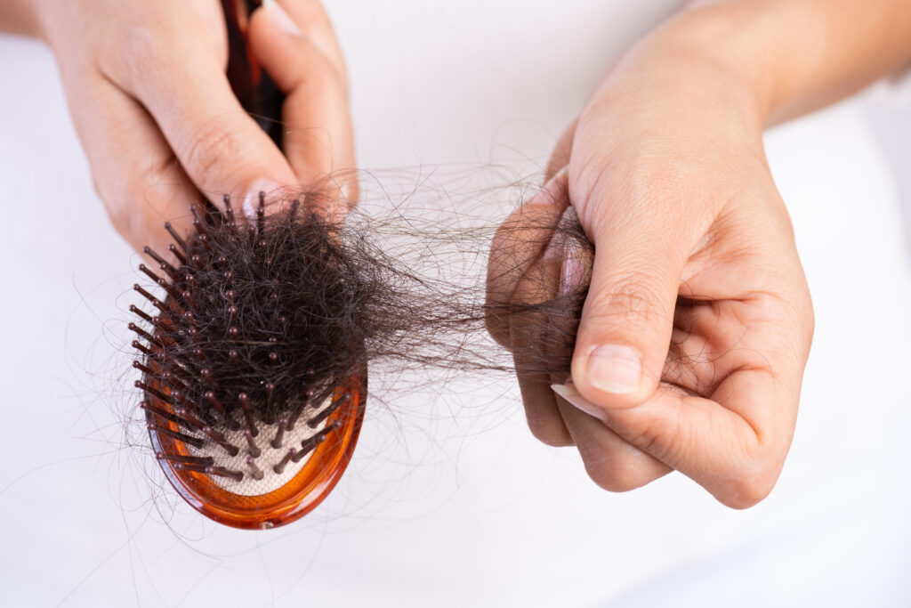 Problemele de sănătate cu care te poți confrunta dacă nu îți cureți peria de păr. Medicii trag un semnal de alarmă