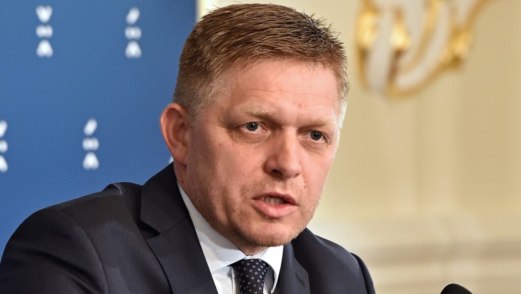 Premierul prorus al Slovaciei, Robert Fico, anunţă încetarea ajutorului militar pentru Ucraina