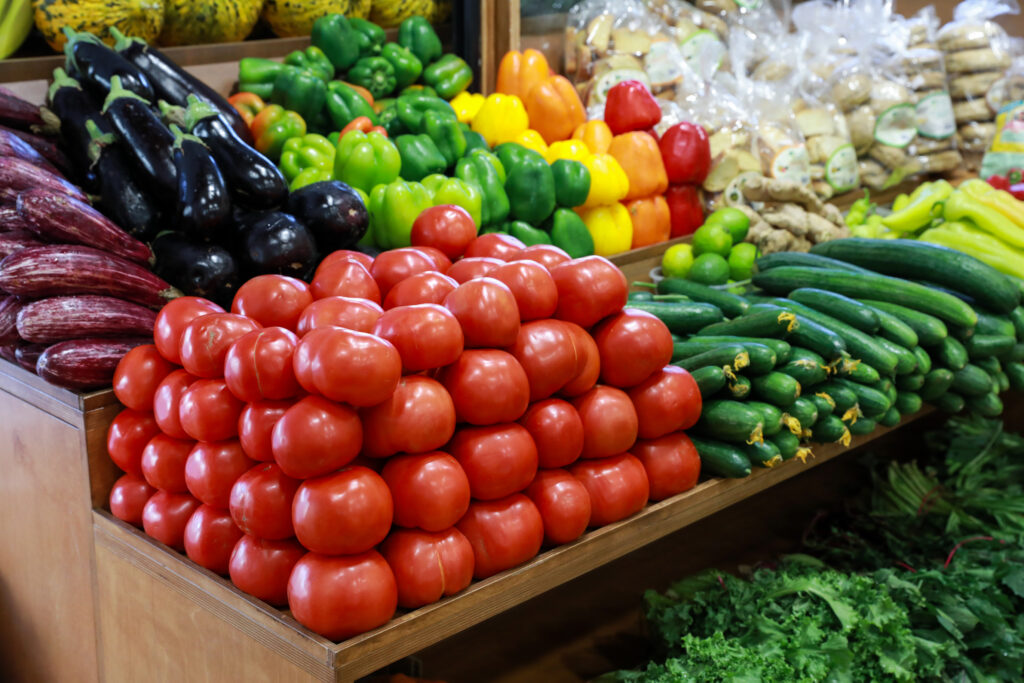 Atenție la legumele cumpărate din piață. Decizia instanței în cazul castraveților și roșiilor crescute cu substanțe pentru forțarea coacerii