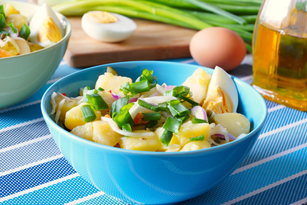 Salată de cartofi noi cu sparanghel, șuncă, ouă și dressing cremos cu verdețuri. O rețetă simplă și sănătoasă