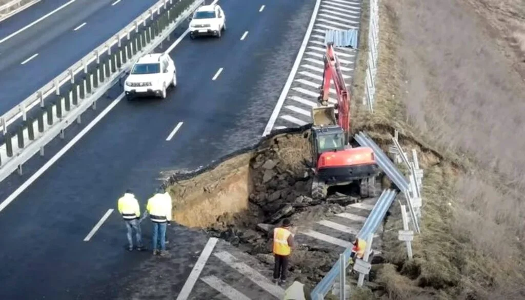Probleme mari la Autostrada Sebeș - Turda. La două săptămâni de la finalizarea lucrărilor de reparații, asfaltul a crăpat din nou