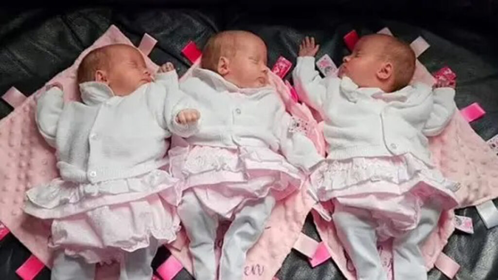 Miracol în Anglia. O femeie a născut tripleți identici. Un astfel de lucru se întâmplă o dată la 200 de milioane de nașteri