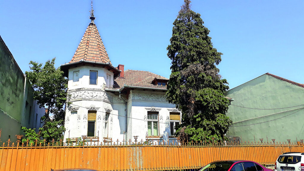 Cum arată vila foștilor prim-secretari din Oradea, scoasă la vânzare. Licitația pornește de la 850.000 de euro