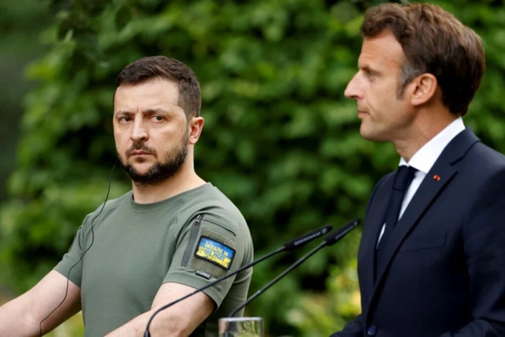 Macron crește cheltuielile militare, dar amână livrările pentru Ucraina.