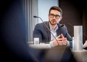 Alex Soroș vrea să renunța la finanțările programelor din Europa.