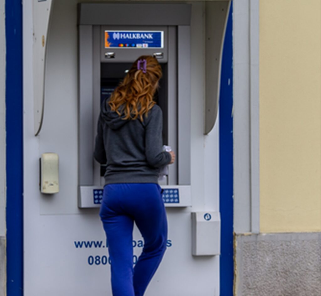 Scade numărul de bancomate. Banca Națională a României confirmă un trend care există la nivel european
