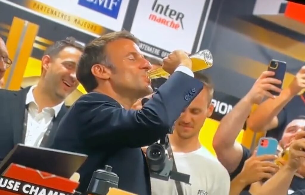 Emmanuel Macron, acuzat de masculinitate toxică după ce a băut o bere în câteva secunde
