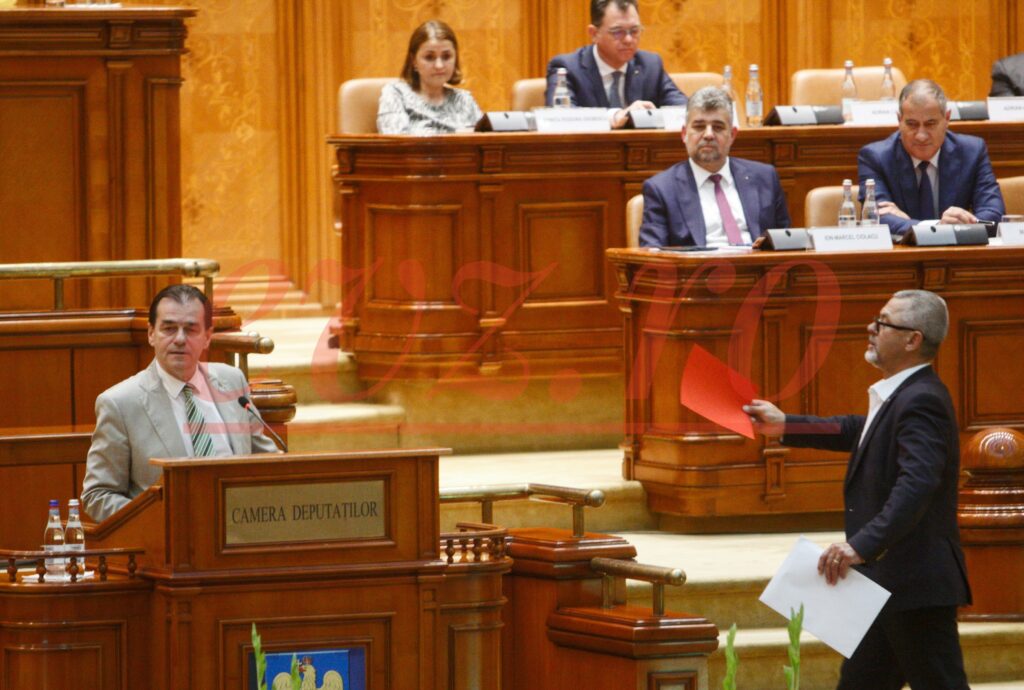 Ludovic Orban le-a împărțit liberalilor trandafiri roșii și un formular de adeziune la PSD. Nicolae Ciucă a răbufnit