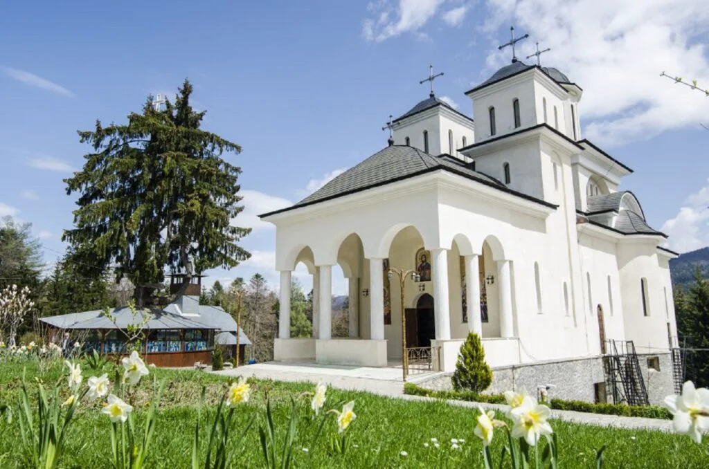 Mănăstirea Înălțarea Sfintei Cruci - Caraiman, o oază de liniște la poalele Munților Bucegi. Video