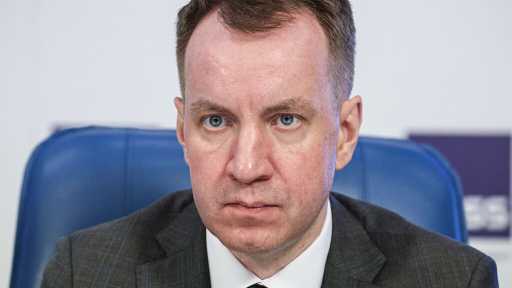 O altă moarte ciudată: Ministrul adjunct al Educației din Rusia, în vârstă de 46 de ani, a murit la bordul avionului