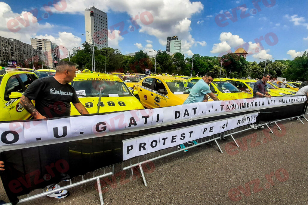 Taximetriștii continuă mitingurile contra Uber și Bolt, în fața Parlamentului