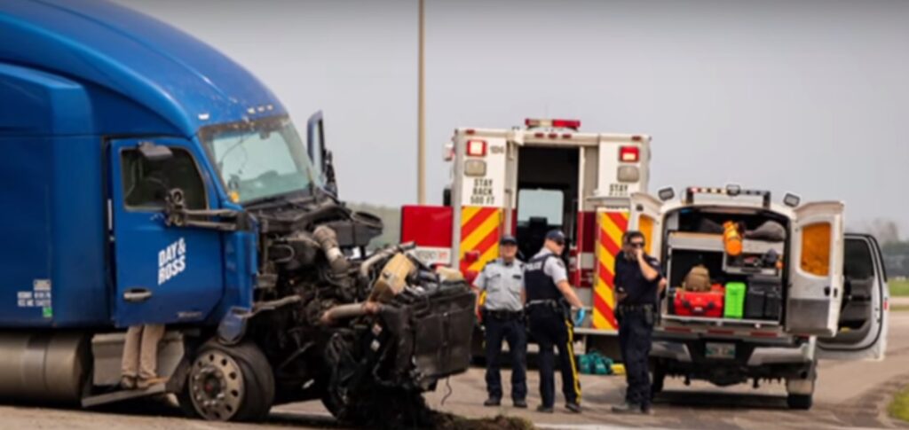 Cel puțin 15 morți în urma unui accident pe autostradă. Cei mai mulți, dintr-un microbuz ce transporta bătrâni din Canada. Video
