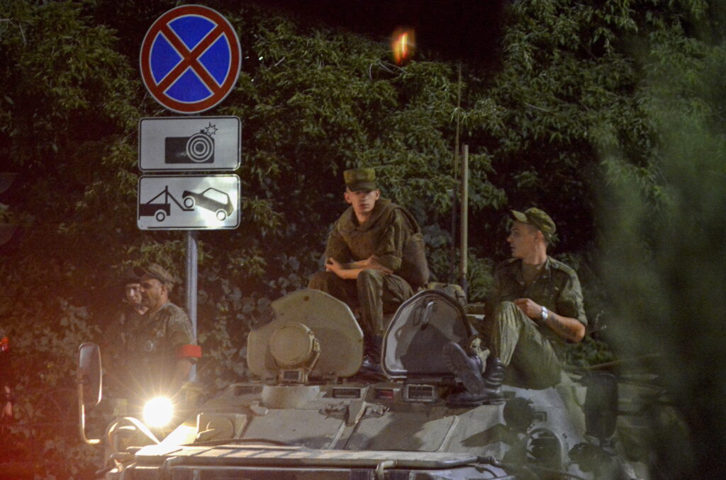 Rebeliunea Wagner. Armata rusă așteaptă mercenarii lui Prigojin în Moscova. Mașini blindate, filtre de acces și tranșee la intrarea în capitala Rusiei