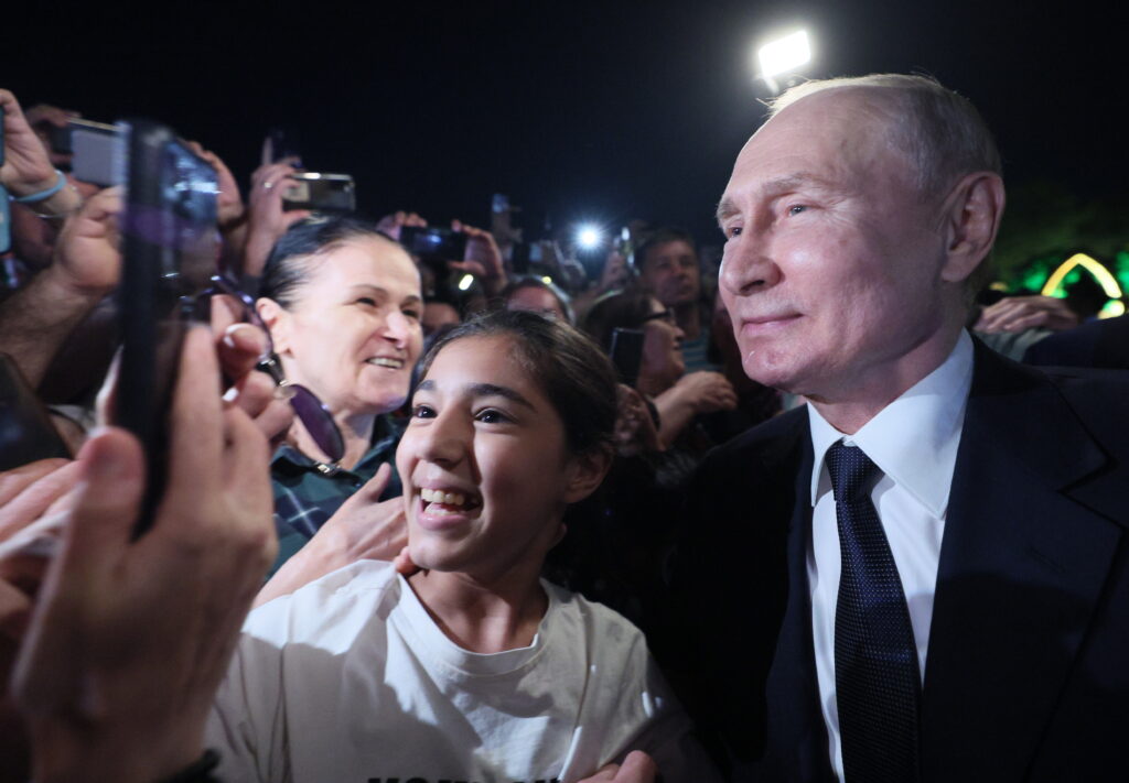 Putin a fost primit ca un superstar rock într-un oraș din sudul Rusiei. Mii de oameni au venit să îl vadă pe liderul de la Kremlin
