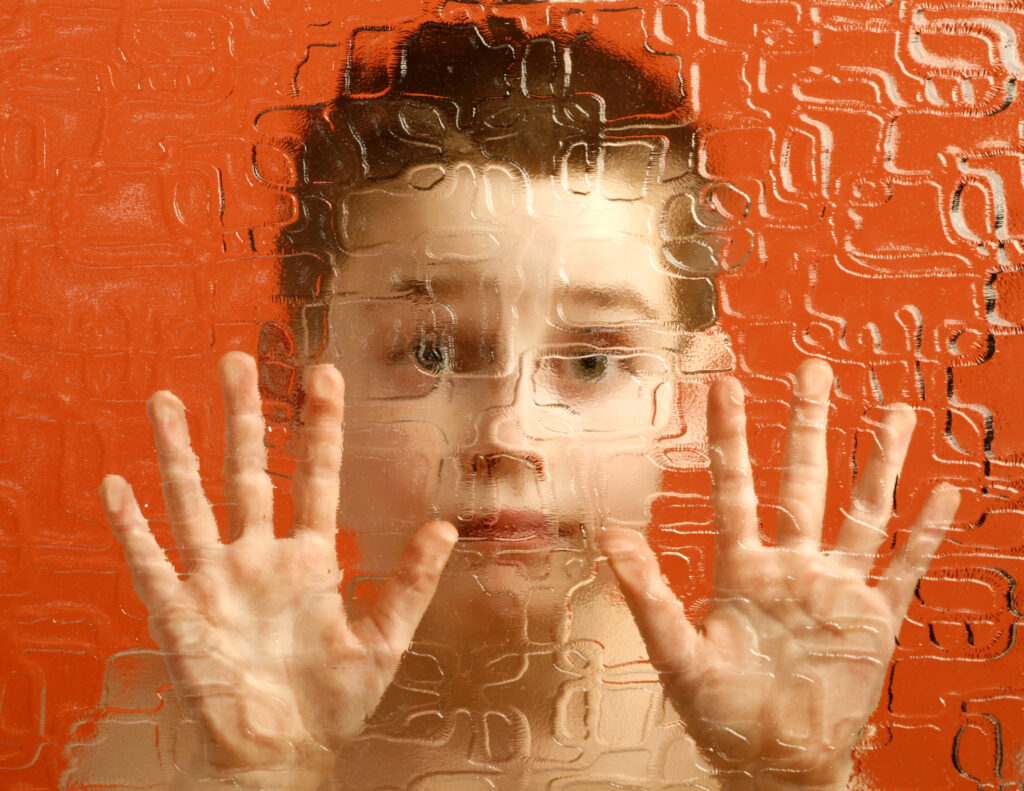 Ministrul Gabriela Firea anunță un proiect de sprijin pentru părinții care au copii cu autism. Cresc șansele de recuperare a acestora