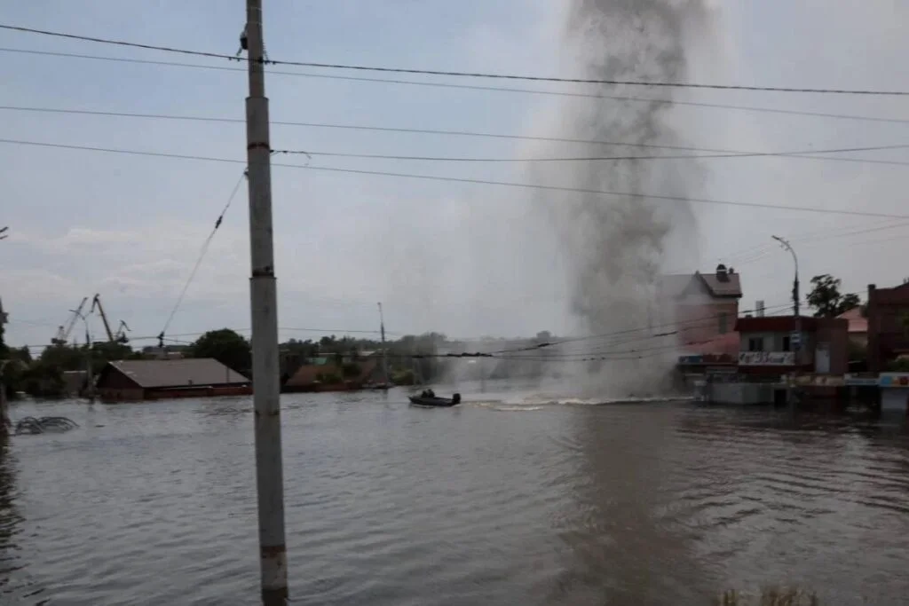 Rușii alungă oamenii din casele care au rezistat la inundații pentru a face loc trupelor
