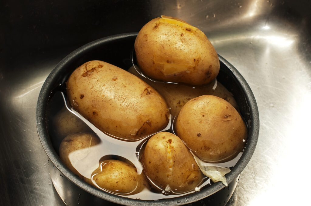 Oțetul face minuni în bucătărie. Pune câteva picături în apa în care fierbi cartofii și vei vedea o schimbare radicală